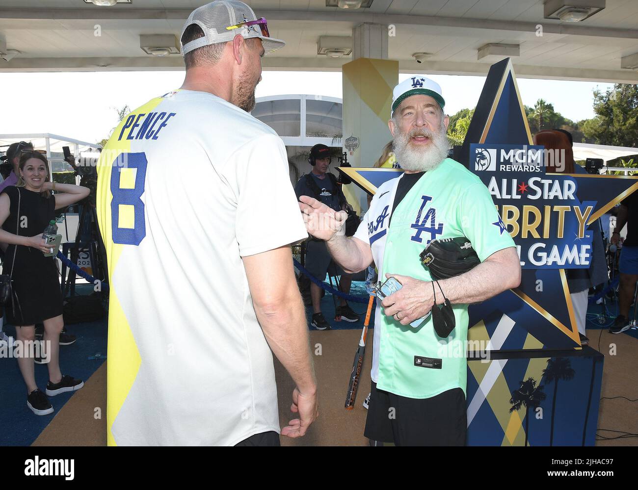 Los Angeles, Stati Uniti. 16th luglio 2022. (L-R) Hunter Pence e JK Simmons alla MLB All-Star Celebrity Softball Game Media Availability 2022 tenuto alla stazione 76 - Dodger Stadium Parking Lot a Los Angeles, CA Sabato, ?16 luglio 2022. (Foto di Sthanlee B. Mirador/Sipa USA) Credit: Sipa USA/Alamy Live News Foto Stock