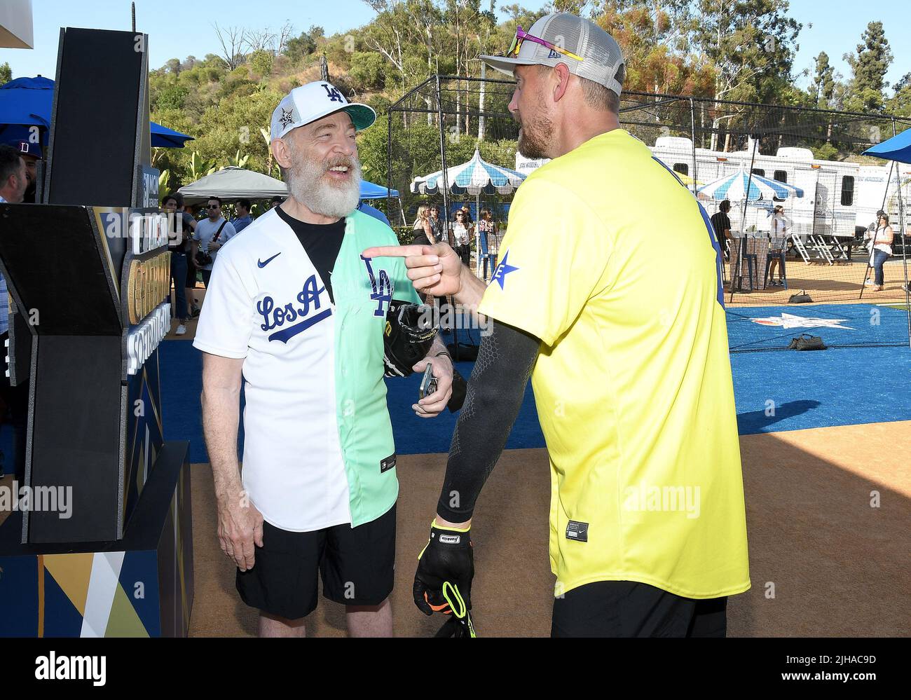 Los Angeles, Stati Uniti. 16th luglio 2022. (L-R) Hunter Pence e JK Simmons alla MLB All-Star Celebrity Softball Game Media Availability 2022 tenuto alla stazione 76 - Dodger Stadium Parking Lot a Los Angeles, CA Sabato, ?16 luglio 2022. (Foto di Sthanlee B. Mirador/Sipa USA) Credit: Sipa USA/Alamy Live News Foto Stock