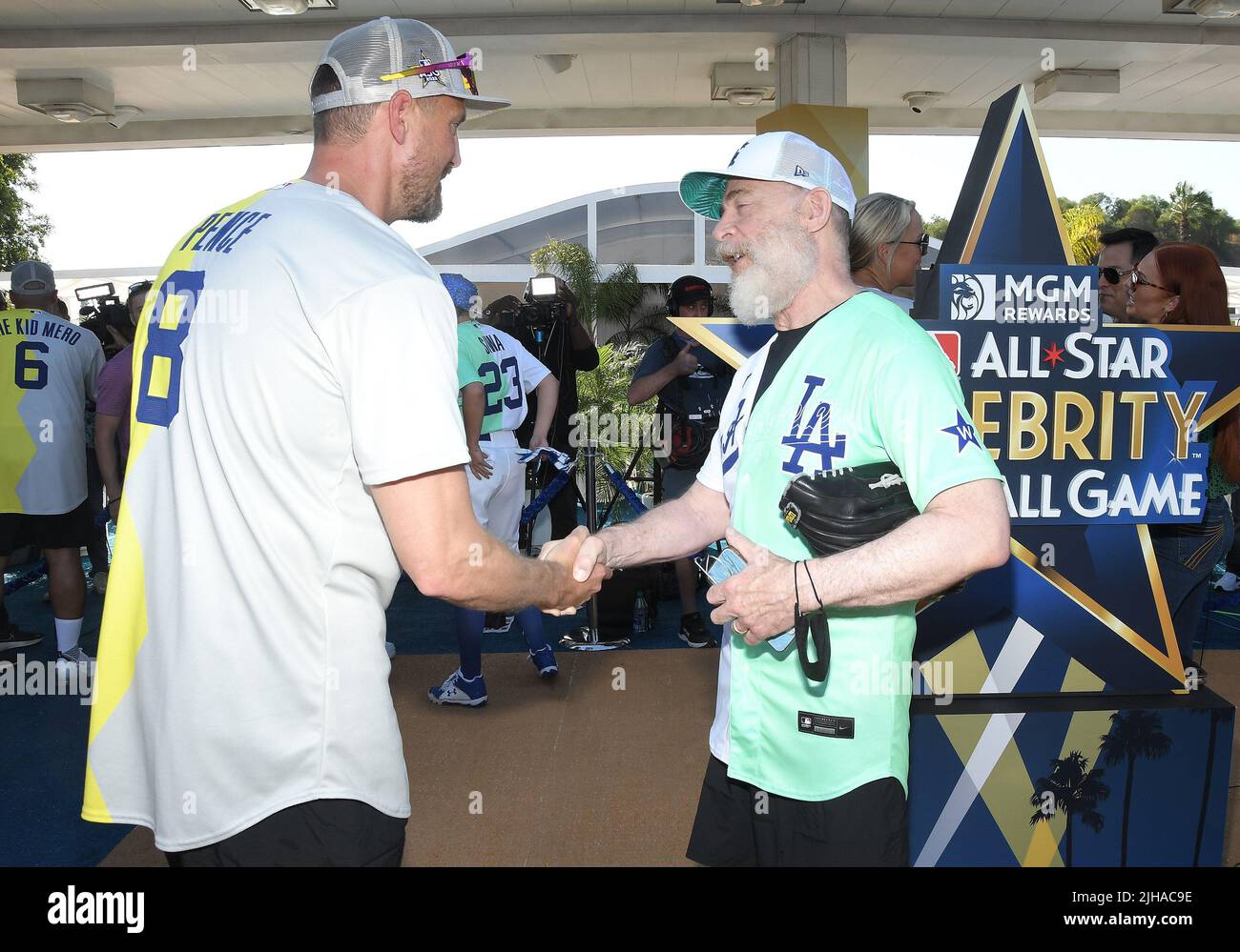 Los Angeles, Stati Uniti. 16th luglio 2022. (L-R) Hunter Pence e JK Simmons alla MLB All-Star Celebrity Softball Game Media Availability 2022 tenuto alla stazione 76 - Dodger Stadium Parking Lot a Los Angeles, CA Sabato, ?16 luglio 2022. (Foto di Sthanlee B. Mirador/Sipa USA) Credit: Sipa USA/Alamy Live News Foto Stock