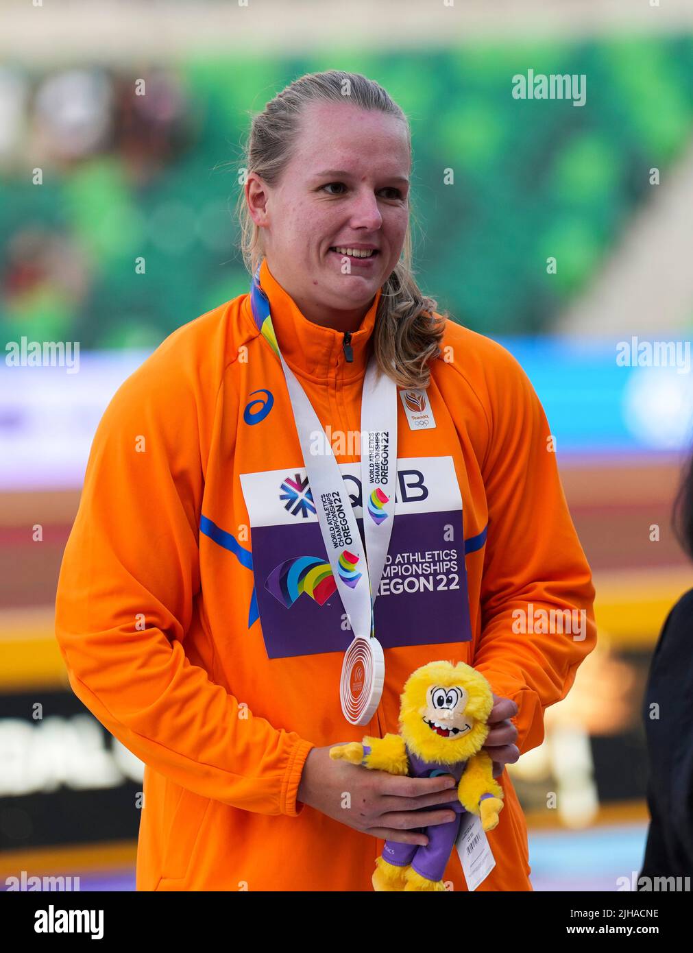 Eugene, Stati Uniti. 16th luglio 2022. La medaglia di bronzo Jessica Schilder of the Netherlands reagisce durante la cerimonia di premiazione del colpo di gemma messo al World Athletics Championships Oregon22 a Eugene, Oregon, Stati Uniti, 16 luglio 2022. Credit: Wang Ying/Xinhua/Alamy Live News Foto Stock