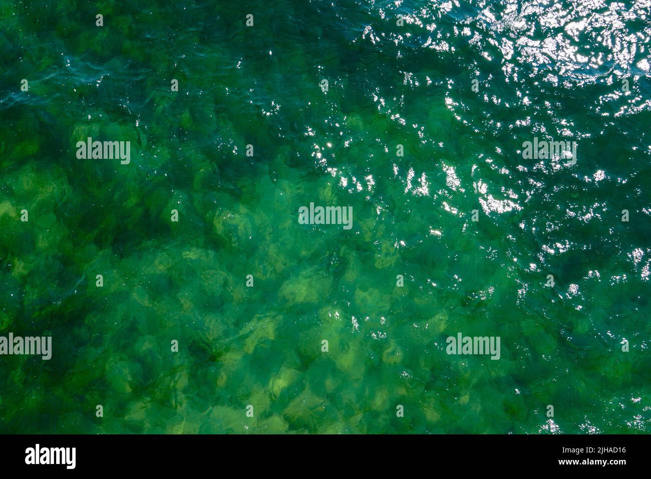 Vista dall'alto della superficie blu del mare. Presa sul mare aperto dall'alto. Foto Stock