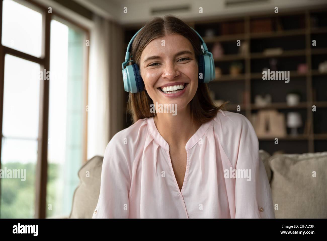 Headshot ritratto donna in cuffie prendere parte a streaming online Foto Stock