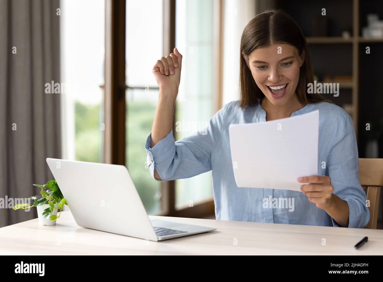 Donna lettura lettera si sente felice ricevuto grande notizia Foto Stock