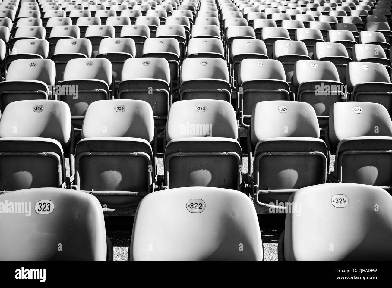 Sedie vuote per il pubblico su un'arena moderna o un teatro all'aperto Foto Stock