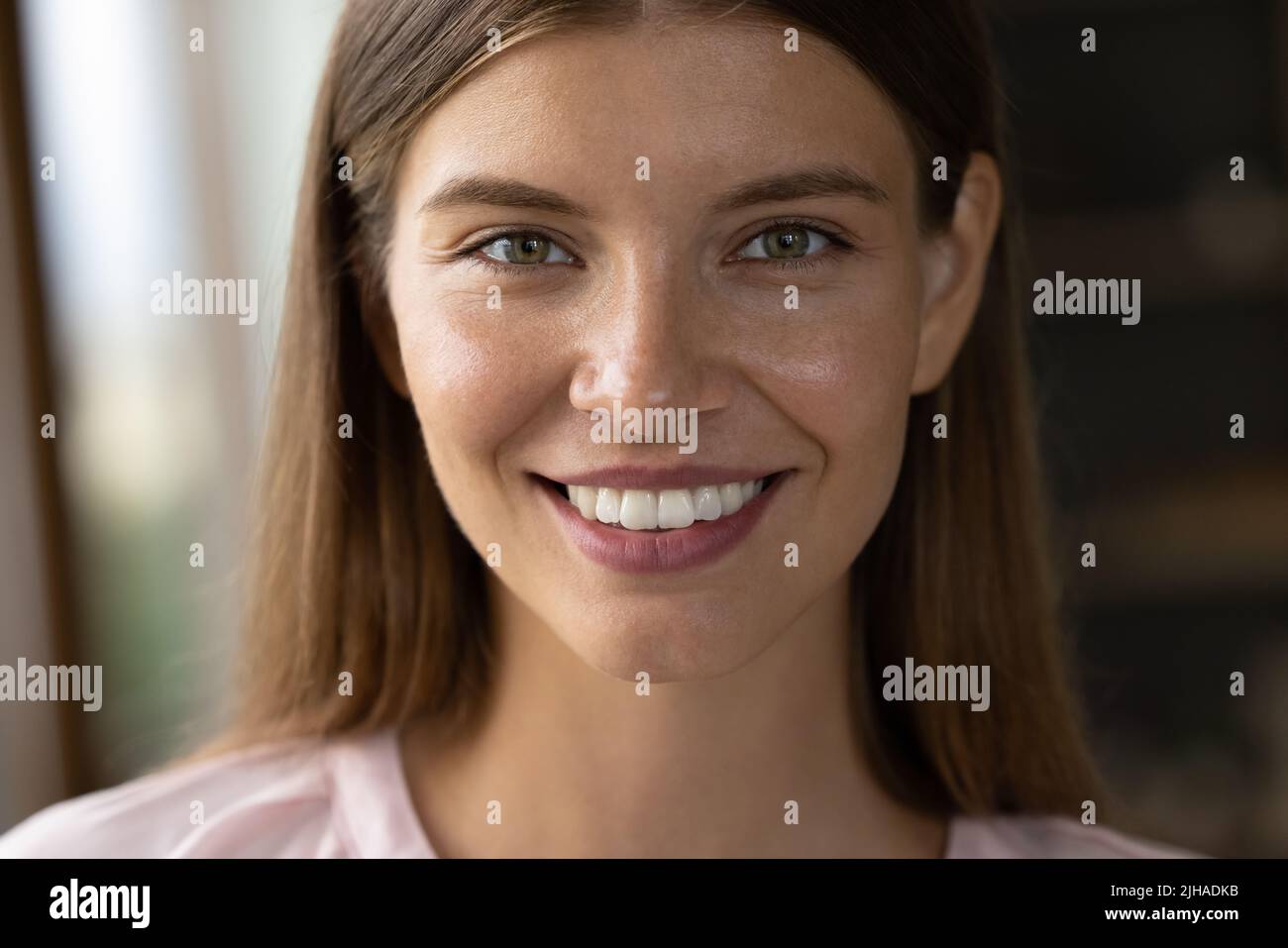 Vista frontale primo piano felice bella giovane donna volto Foto Stock