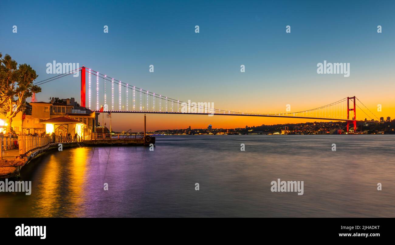 Ponte sul Bosforo di Istanbul con vista sul tramonto. 15th luglio Ponte dei Martiri. Istanbul, Turchia. Foto Stock