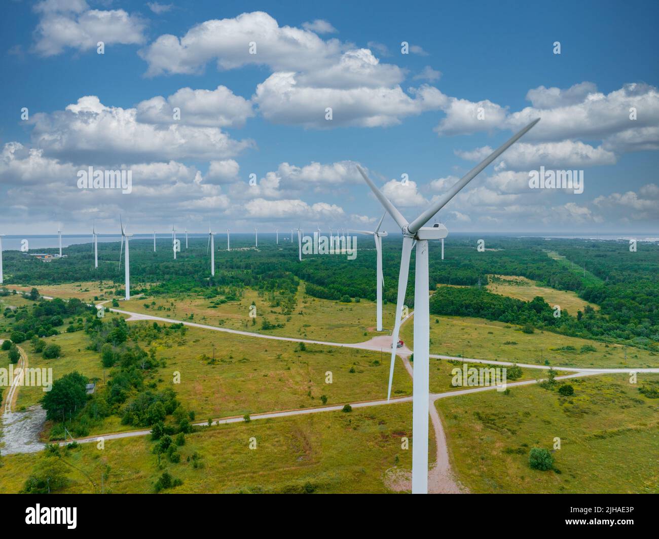 Vista aerea della fattoria di mulino a vento offshore, mulini a vento isolati Foto Stock