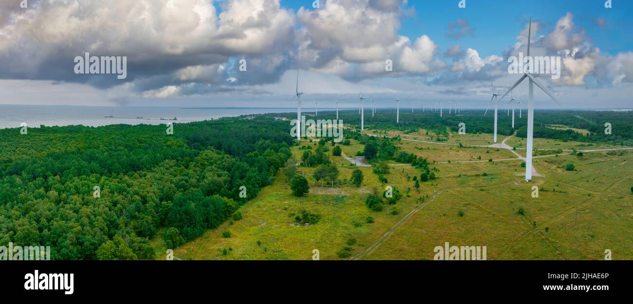 Vista aerea della fattoria di mulino a vento offshore, mulini a vento isolati Foto Stock