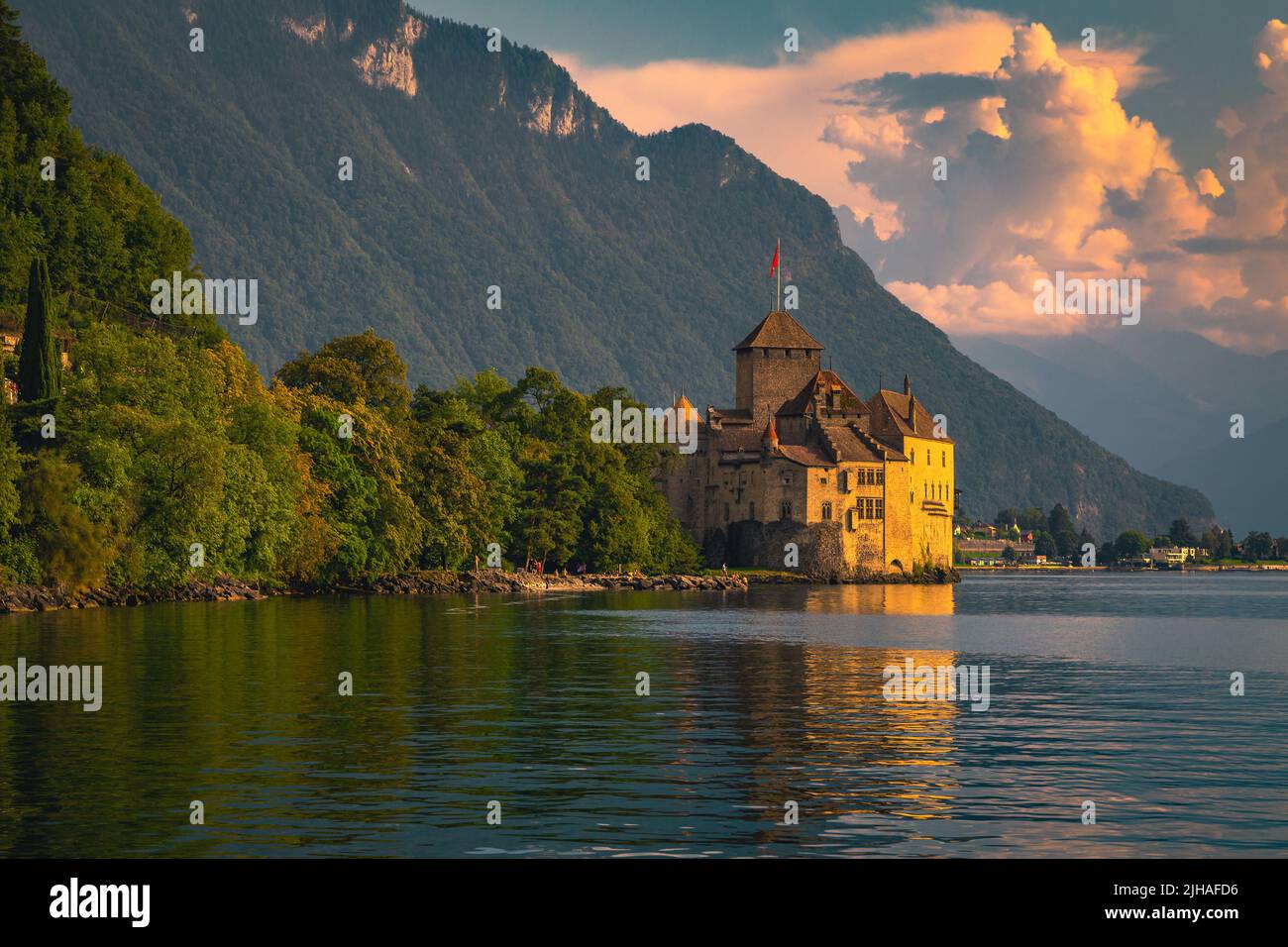 Destinazione turistica e turistica svizzera, castello di Chillon sulla riva del lago di Ginevra al tramonto, Montreux, Svizzera, Europa Foto Stock