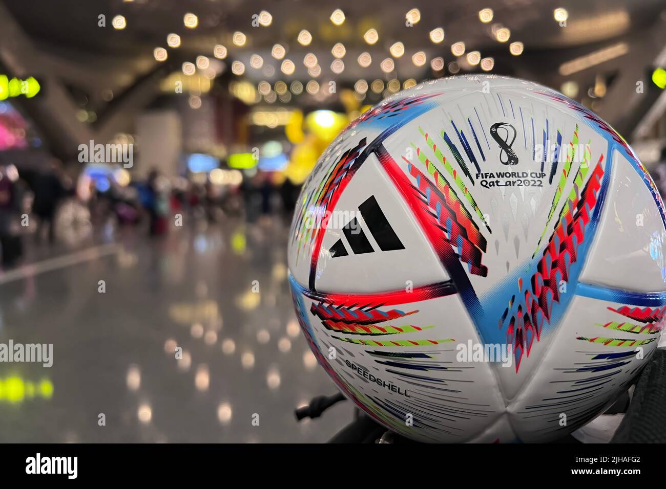 Qatar FIFA World Cup 2022 Match Ball al Rihla all'aeroporto di Hamad Doha Foto Stock