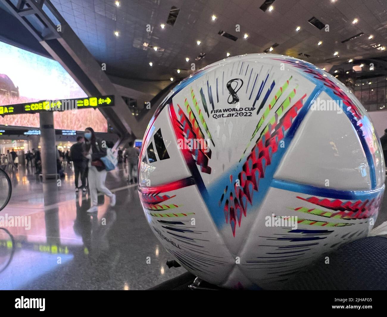 Qatar FIFA World Cup 2022 Match Ball al Rihla all'aeroporto di Hamad Doha Foto Stock