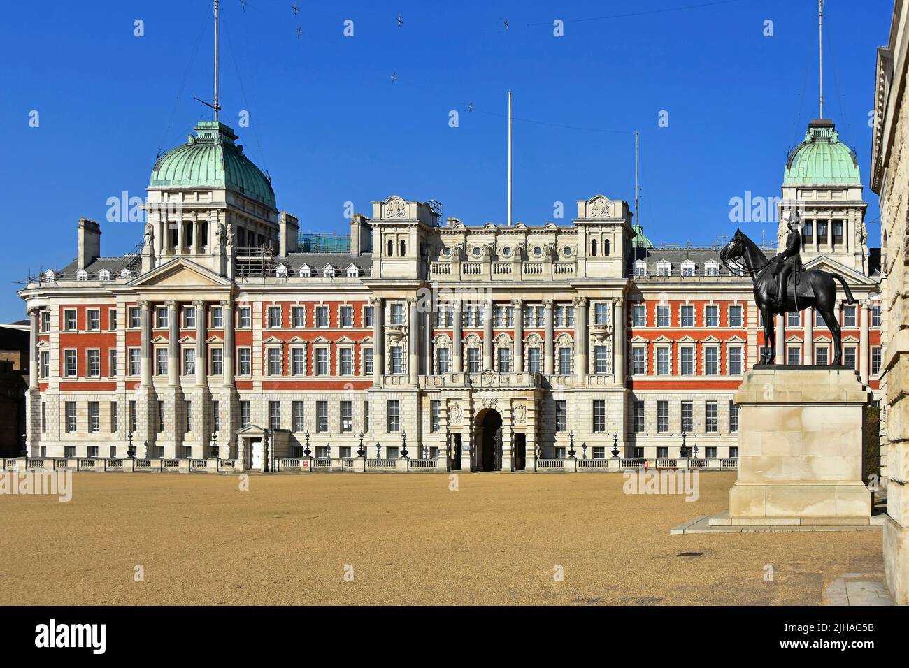 Admiralty Extension un edificio storico in mattoni rossi di pietra bianca che fronteggia la ghiaia Horse Guards Parade Ground su Horse Guards Parade Ground Londra UK Foto Stock