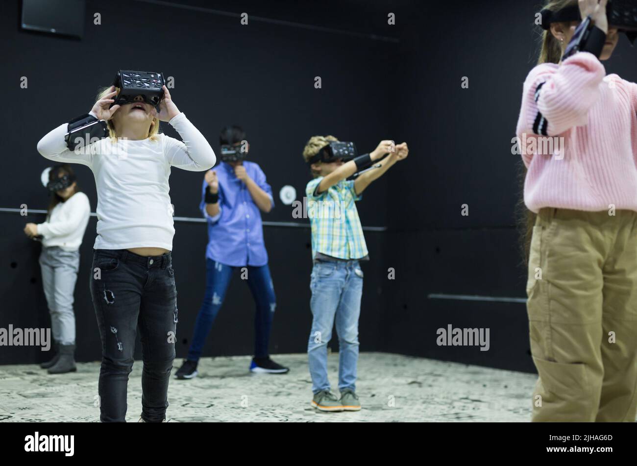 I bambini cercano una via d'uscita dalla stanza di fuga virtuale Foto Stock