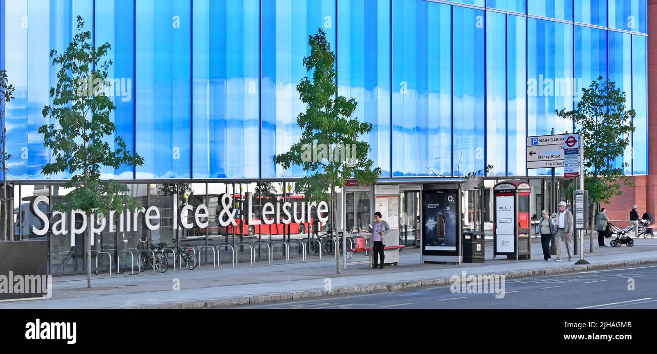 Romford Sapphire Ice & Leisure Centre nuovo edificio multi attività pavimentazione biciclette parcheggio e fermata autobus in Western Road Havering East London Inghilterra Regno Unito Foto Stock