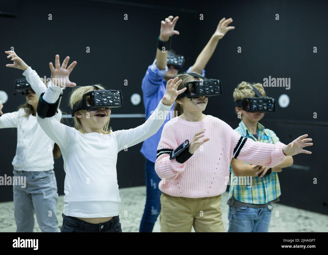 I bambini cercano una via d'uscita dalla stanza di fuga virtuale Foto Stock