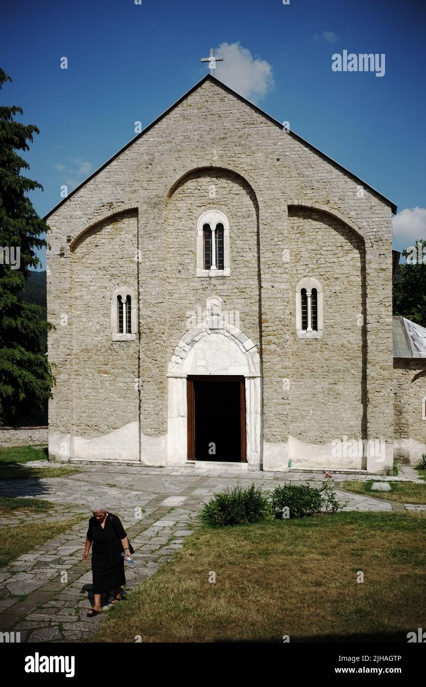 Donna anziana in nero lascia la Chiesa della Vergine di Studenica Monastero in Serbia Foto Stock