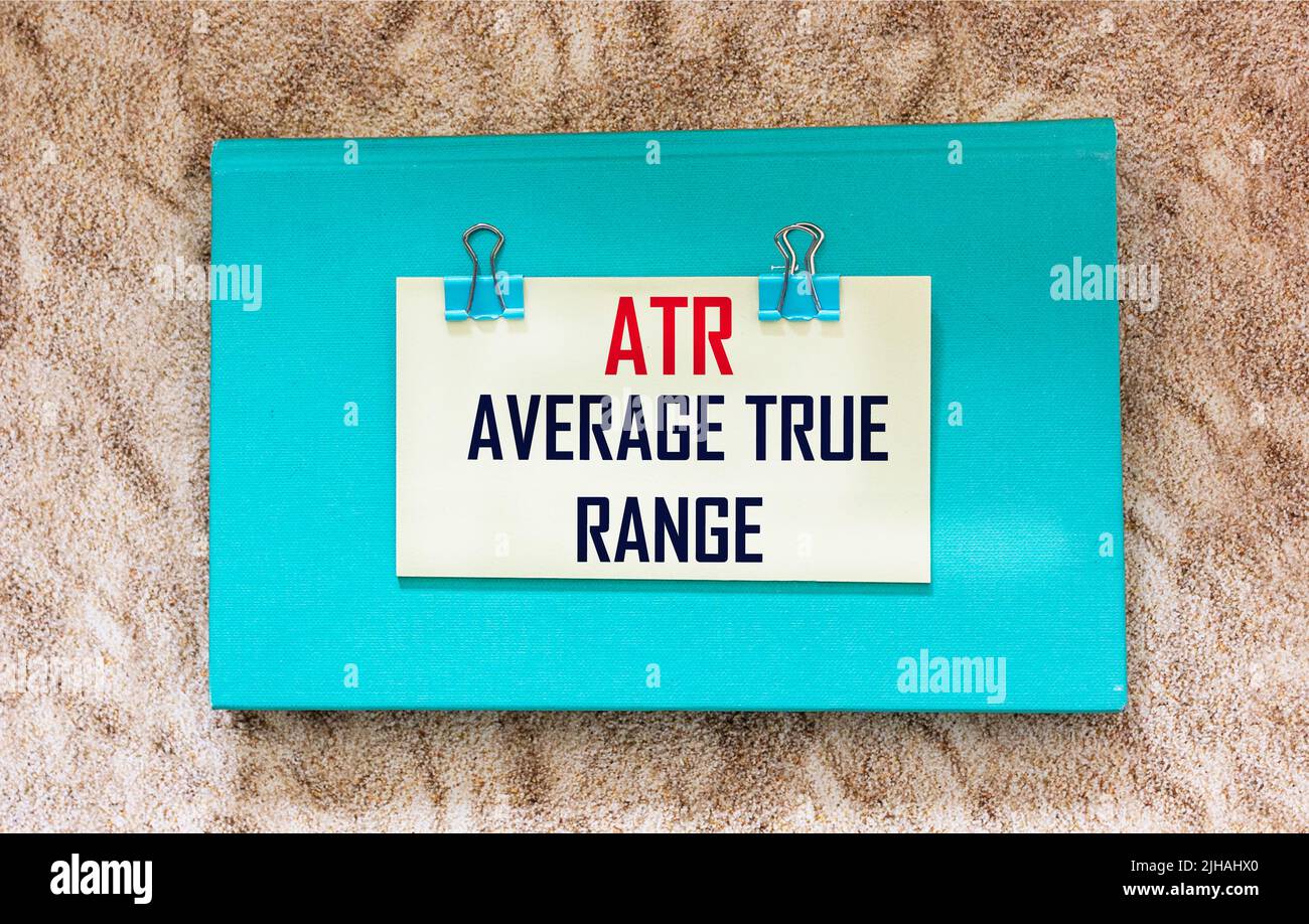 ATR Average True Range, diario verde su sfondo beige, concetto di business Foto Stock