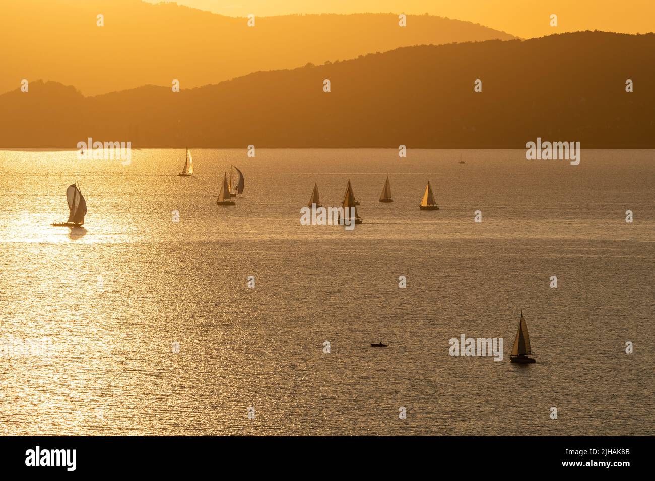 Barche a vela sul lago Balaton al tramonto Foto Stock