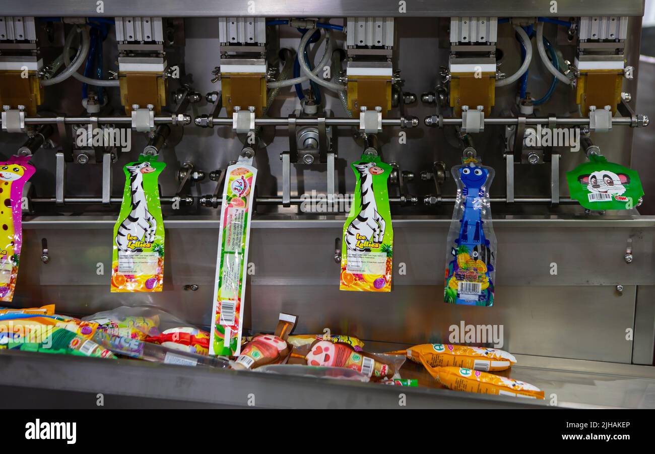 Bangkok, Thailandia - 4 luglio 2022: Confezionatrice di ugelli per liquidi alimentari. La macchina per il riempimento del sacchetto del succo è esposta in Food Pack Asia 2022. Foto Stock