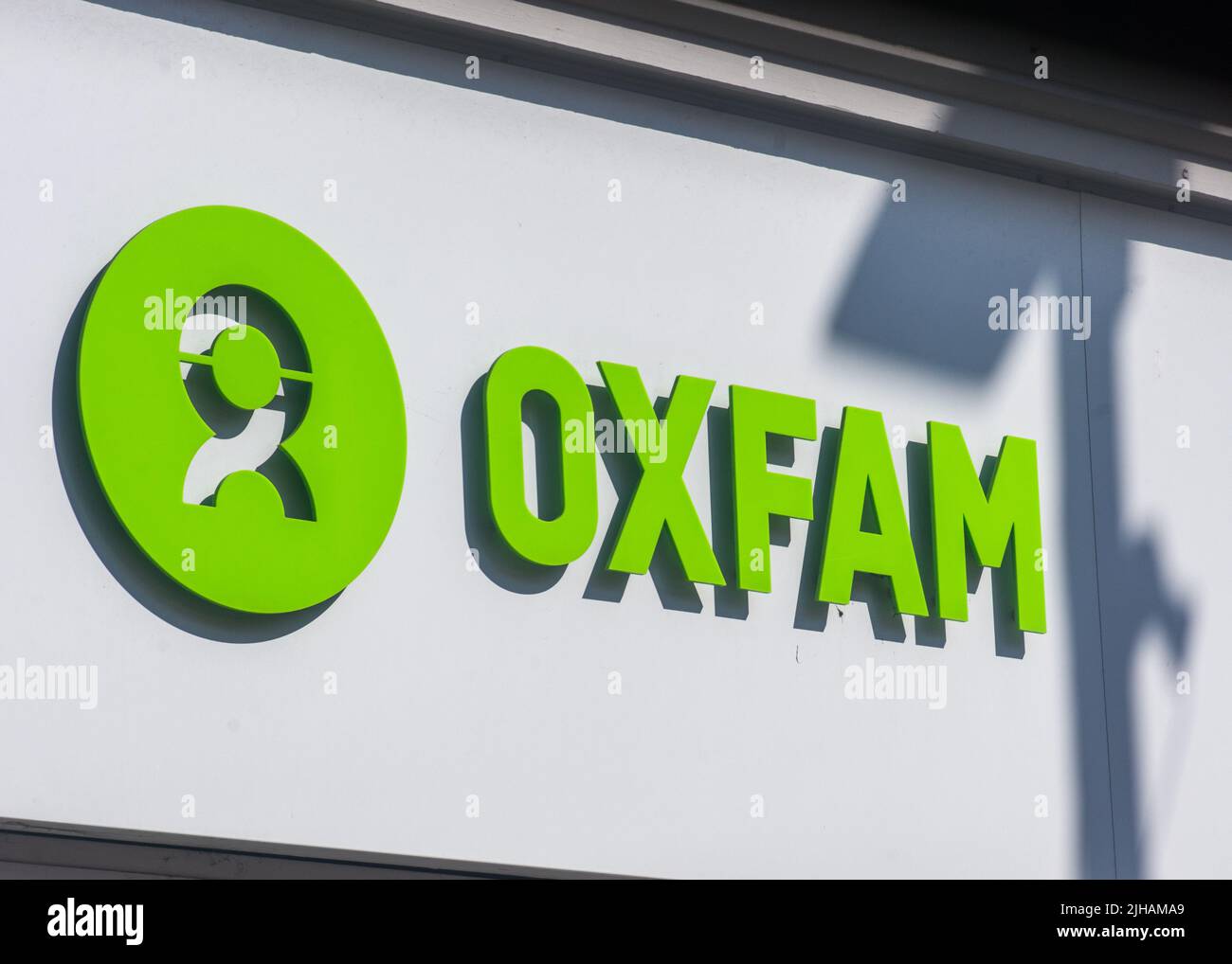 Londra, Regno Unito - 14 luglio 2022: Oxfam Charity Organization High Street Shop Logo and Sign Foto Stock