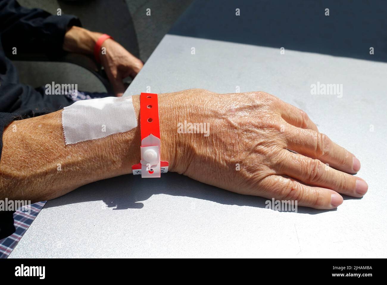Fascia da braccio paziente, anziano uomo im ospedale, Berlino, Germania Foto Stock