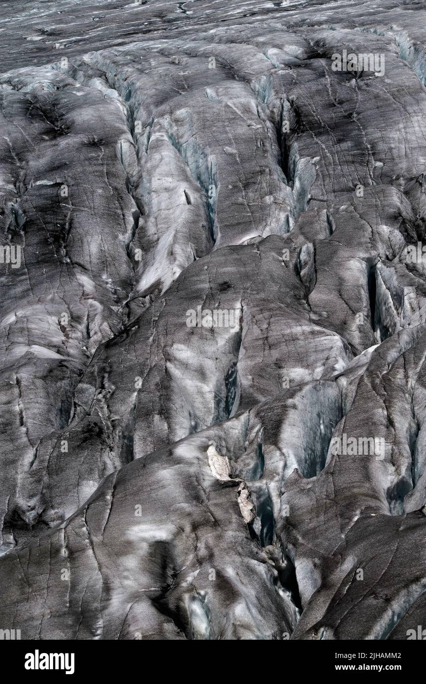 Ghiacciaio di Rhone, Canton Vallese, Svizzera: Profonde fessure in superficie di 7,65 km / 4,75 m ghiacciaio vicino punto di fusione a circa 2208 m / 7244 ft. Foto Stock