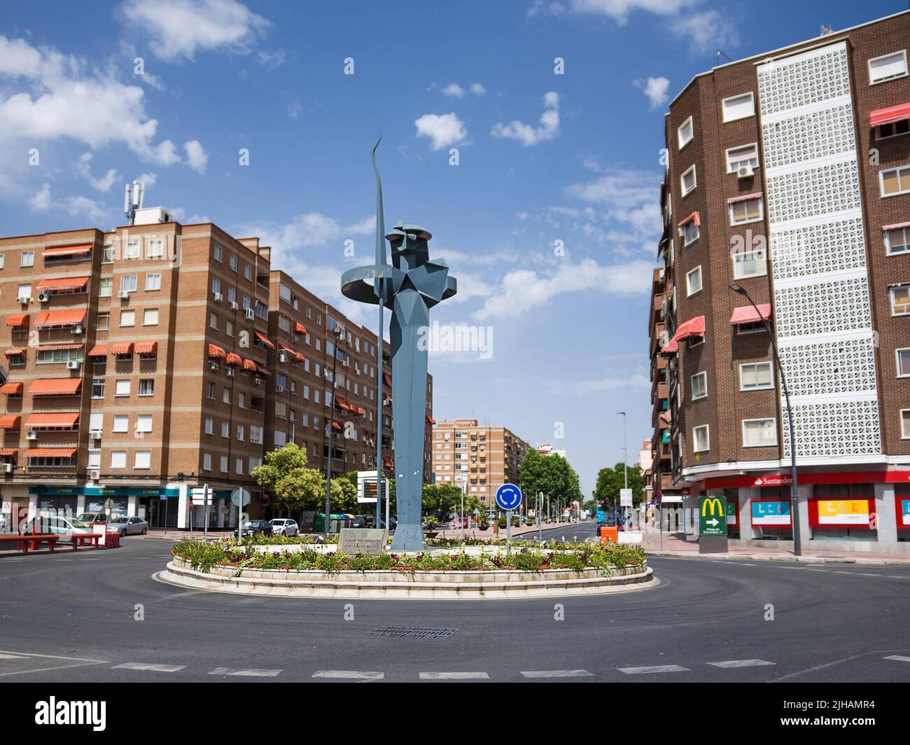 Alcalá de Henares, Spagna - 18 giugno 2022: Scultura stilizzata di Don Chisciotte di la Mancha in un crocevia della città natale dello scrittore Cervantes Foto Stock