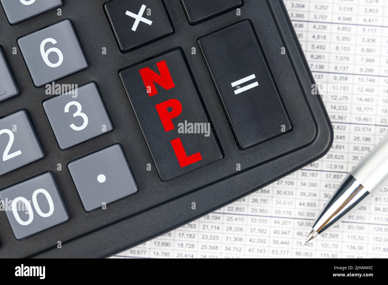 Affari e finanza. Sul tavolo c'è una relazione, una penna e una calcolatrice, sulla cui chiave grande è scritto - NPL Foto Stock