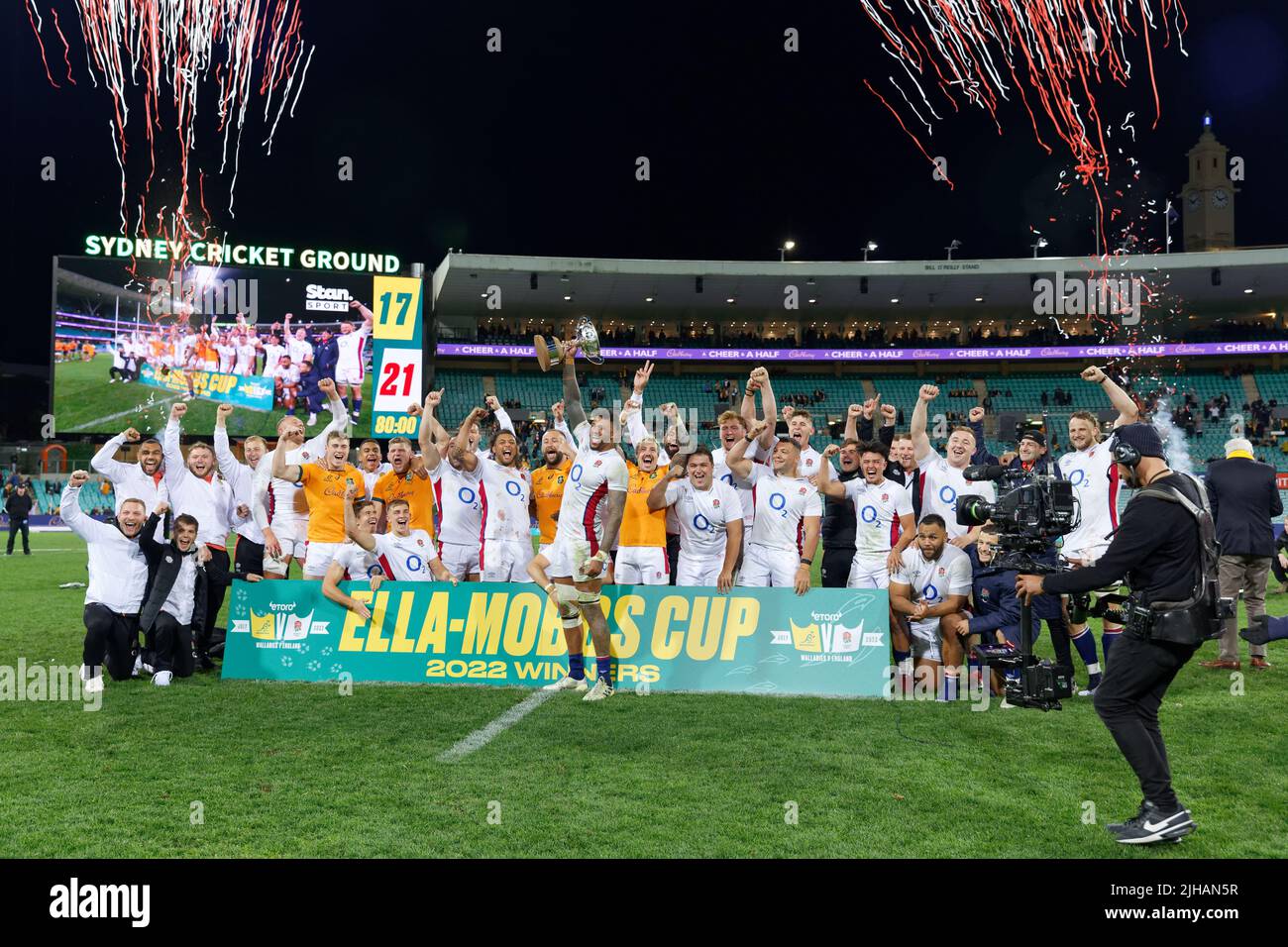 SYDNEY, AUSTRALIA - 16 LUGLIO: Courtney Lawes of England e i compagni di squadra celebrano la vittoria della Ella-Mobbs Cup dopo la terza partita della serie International Test Match tra la wallaby australiana e l'Inghilterra alla SCG il 16 luglio 2022 a Sydney, Australia Credit: IOIO IMAGES/Alamy Live News Foto Stock