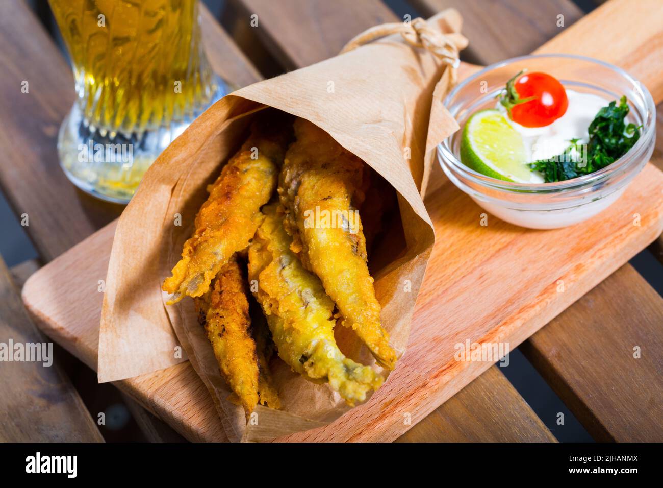Pesce e patatine con salsa di formaggio cremosa Foto Stock