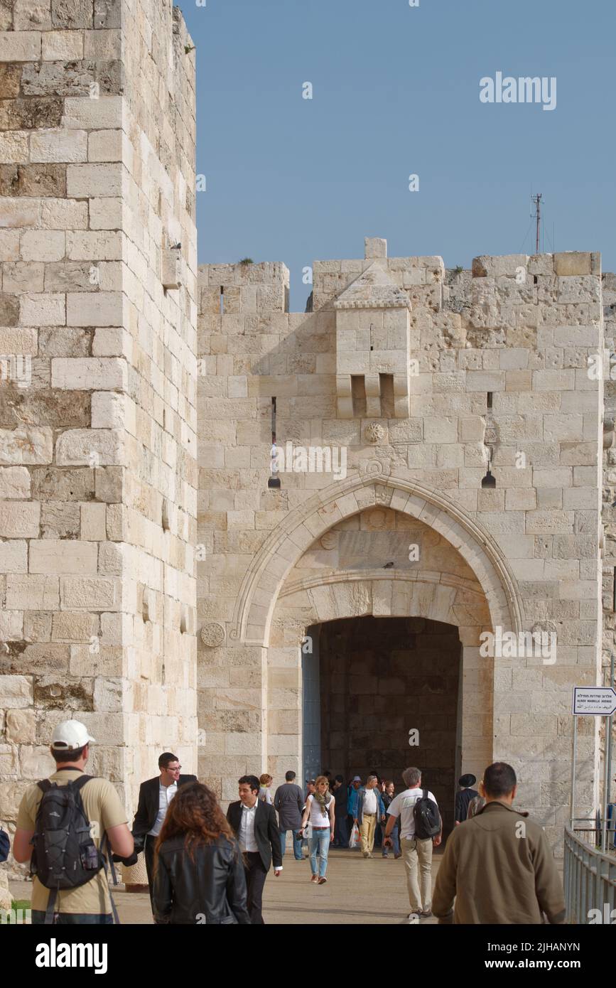 Popolo alla porta di Giaffa della Città Vecchia di Gerusalemme, Israele Foto Stock