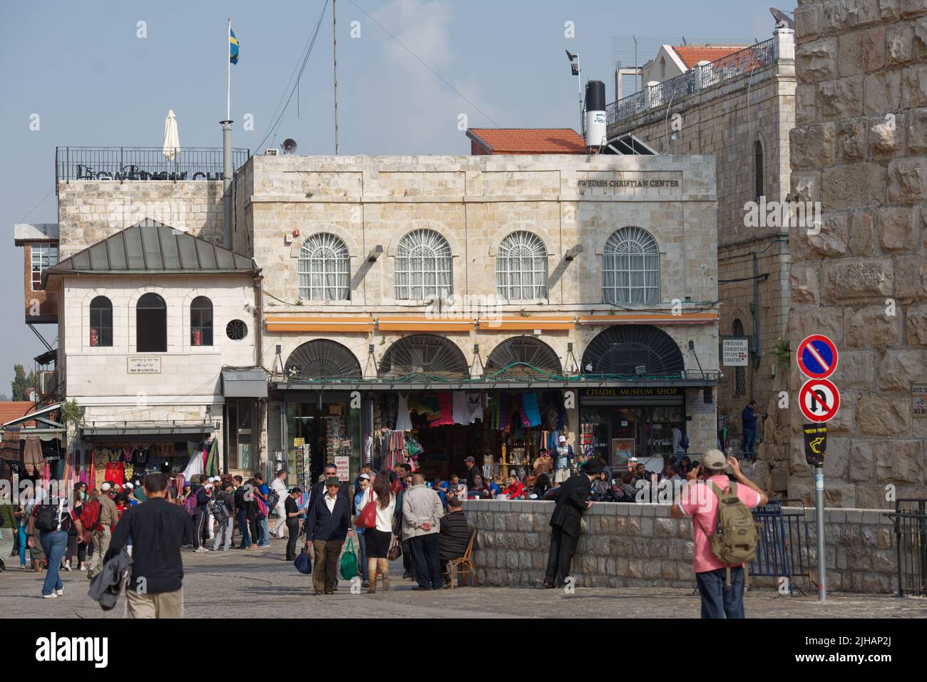 Persone in piazza Omar Ibn al-Khattab nella Città Vecchia di Gerusalemme, Israele, presso la costruzione del Centro di Studio Cristiano Svedese Foto Stock