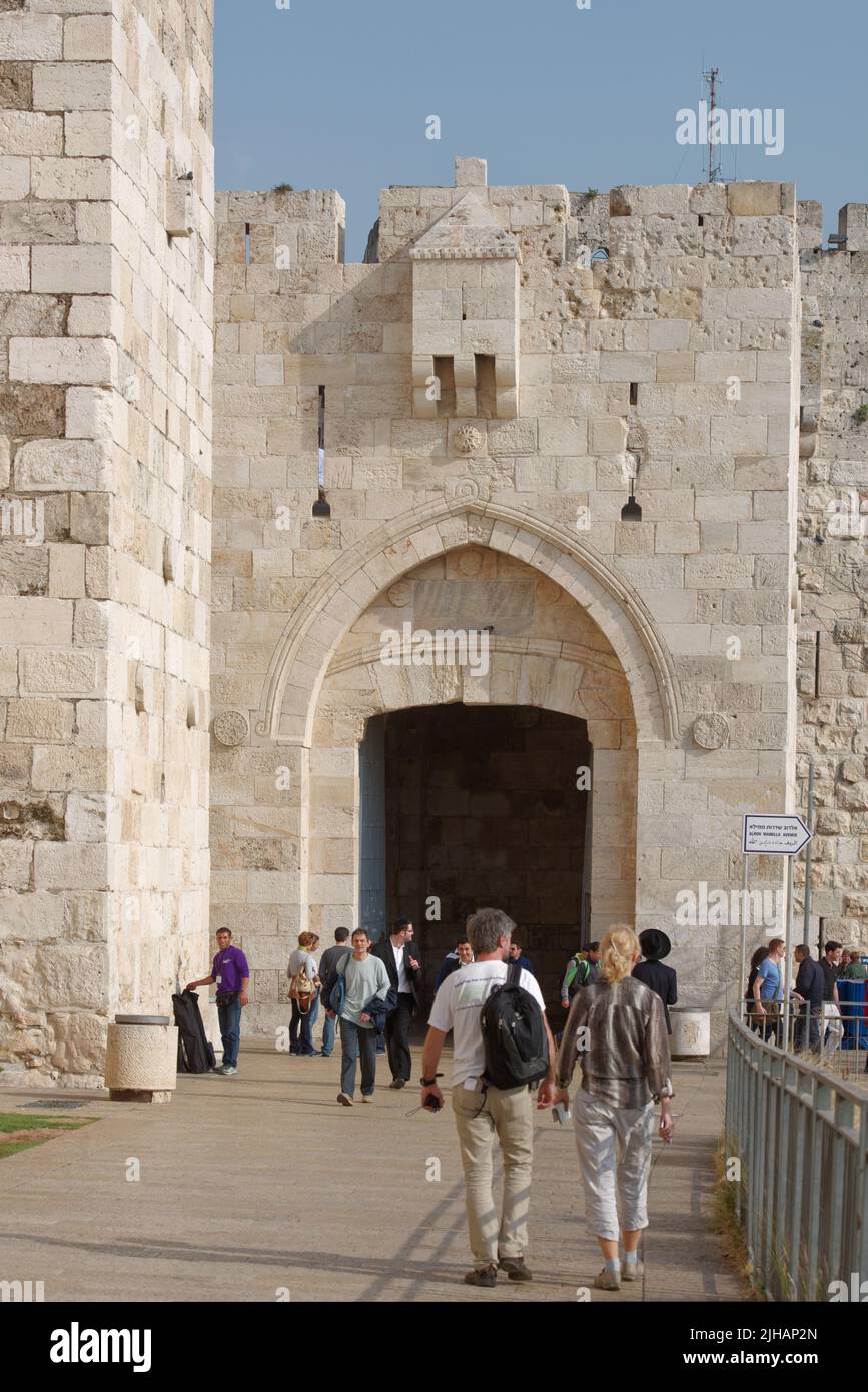 Popolo alla porta di Giaffa della Città Vecchia di Gerusalemme, Israele Foto Stock
