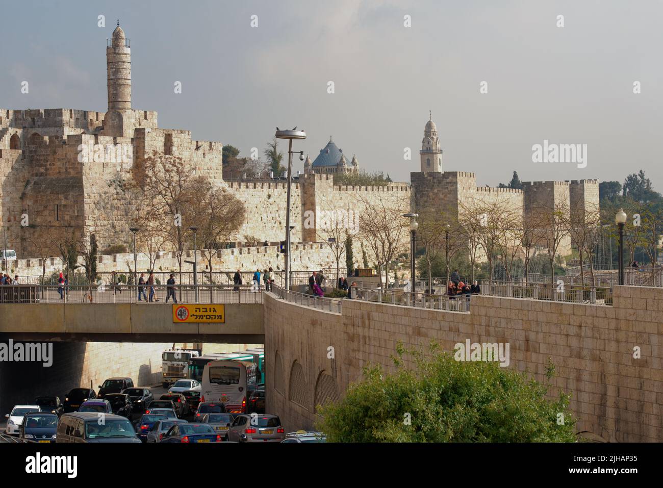 Popolo alle mura della Città Vecchia di Gerusalemme, Israele. La città vecchia è dichiarata patrimonio dell'umanità dall'UNESCO Foto Stock