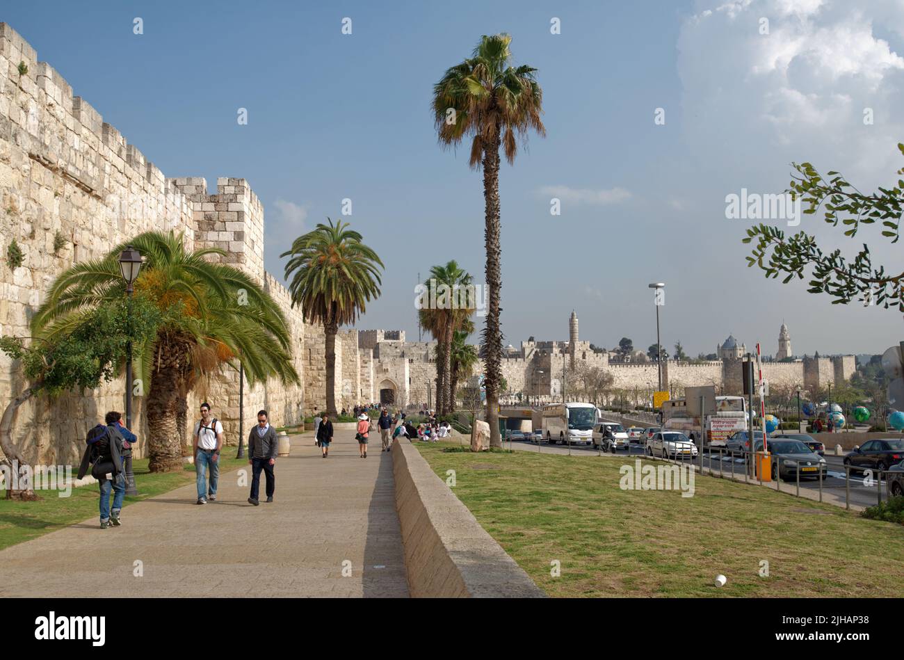 Popolo alle mura della Città Vecchia di Gerusalemme, Israele. La città vecchia è dichiarata patrimonio dell'umanità dall'UNESCO Foto Stock