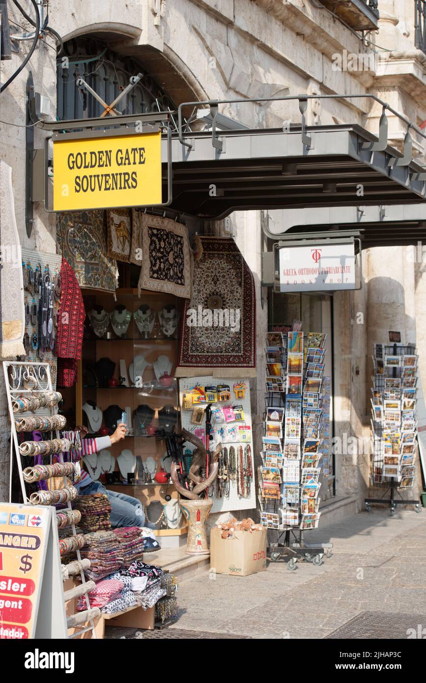 Negozio di souvenir alla porta d'Oro nella Città Vecchia di Gerusalemme, Israele Foto Stock