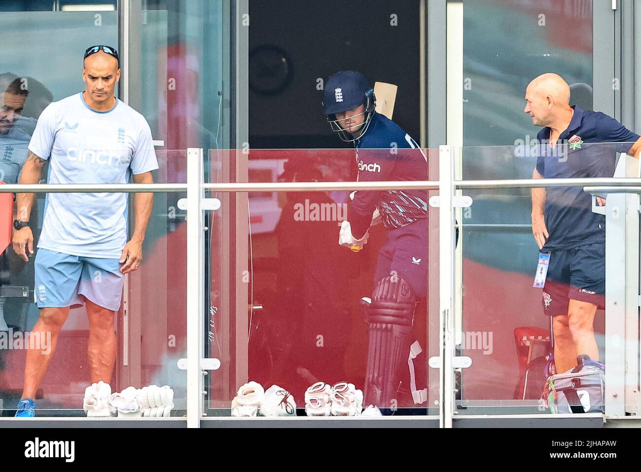 Jason Roy d'Inghilterra pratica batting prima di uscire a giocare Foto Stock