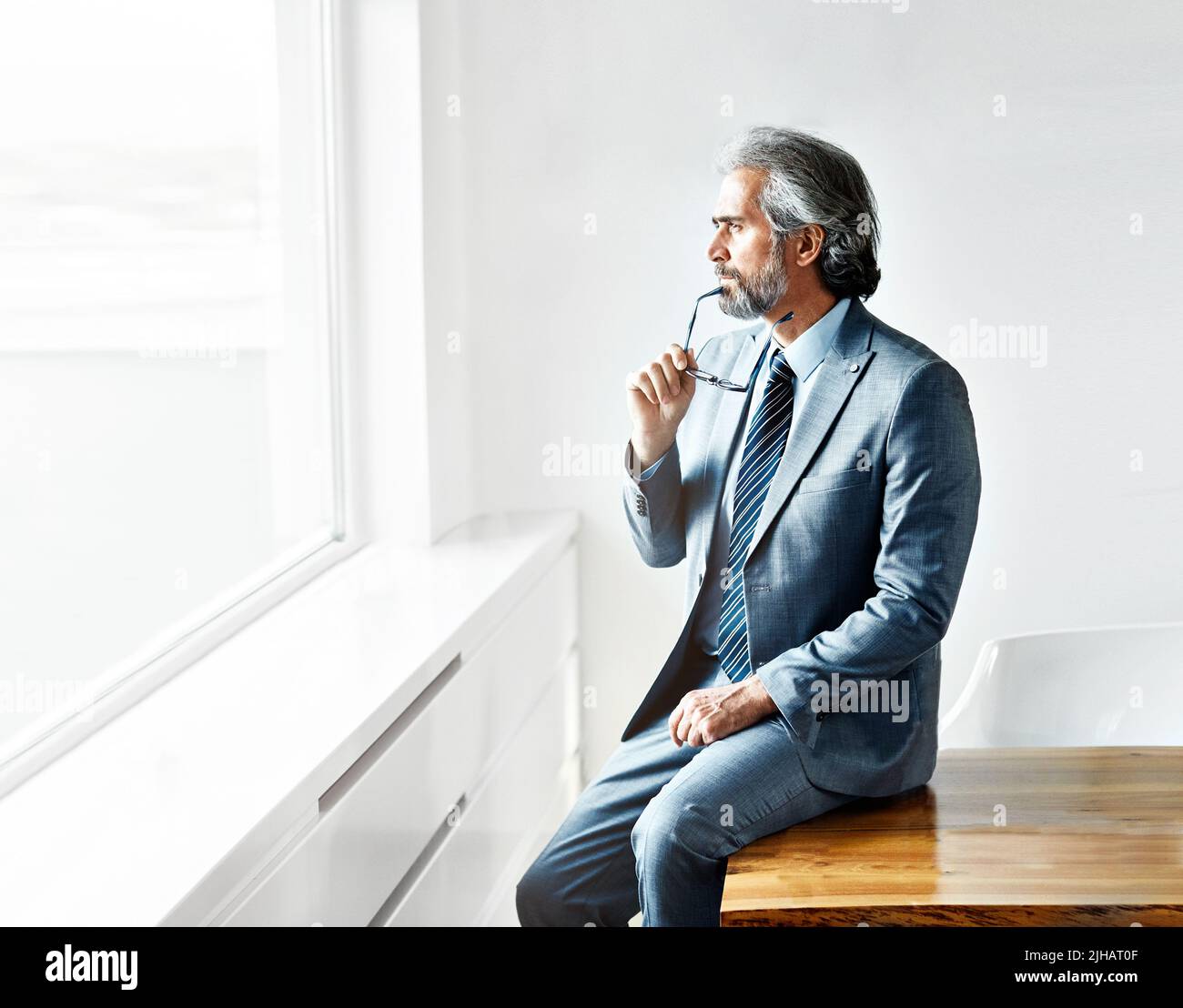 uomo d'affari ritratto affari smart senior successo maturo fiducioso ufficio aziendale executive suit manager anziani serio Foto Stock