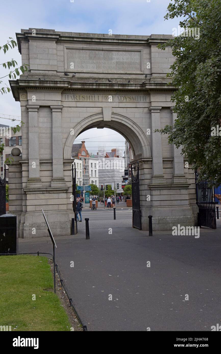 I turisti che camminano attraverso l'Arco di Fusiliers in St Stephen's Green, Dublino, Irlanda, luglio 2022 Foto Stock