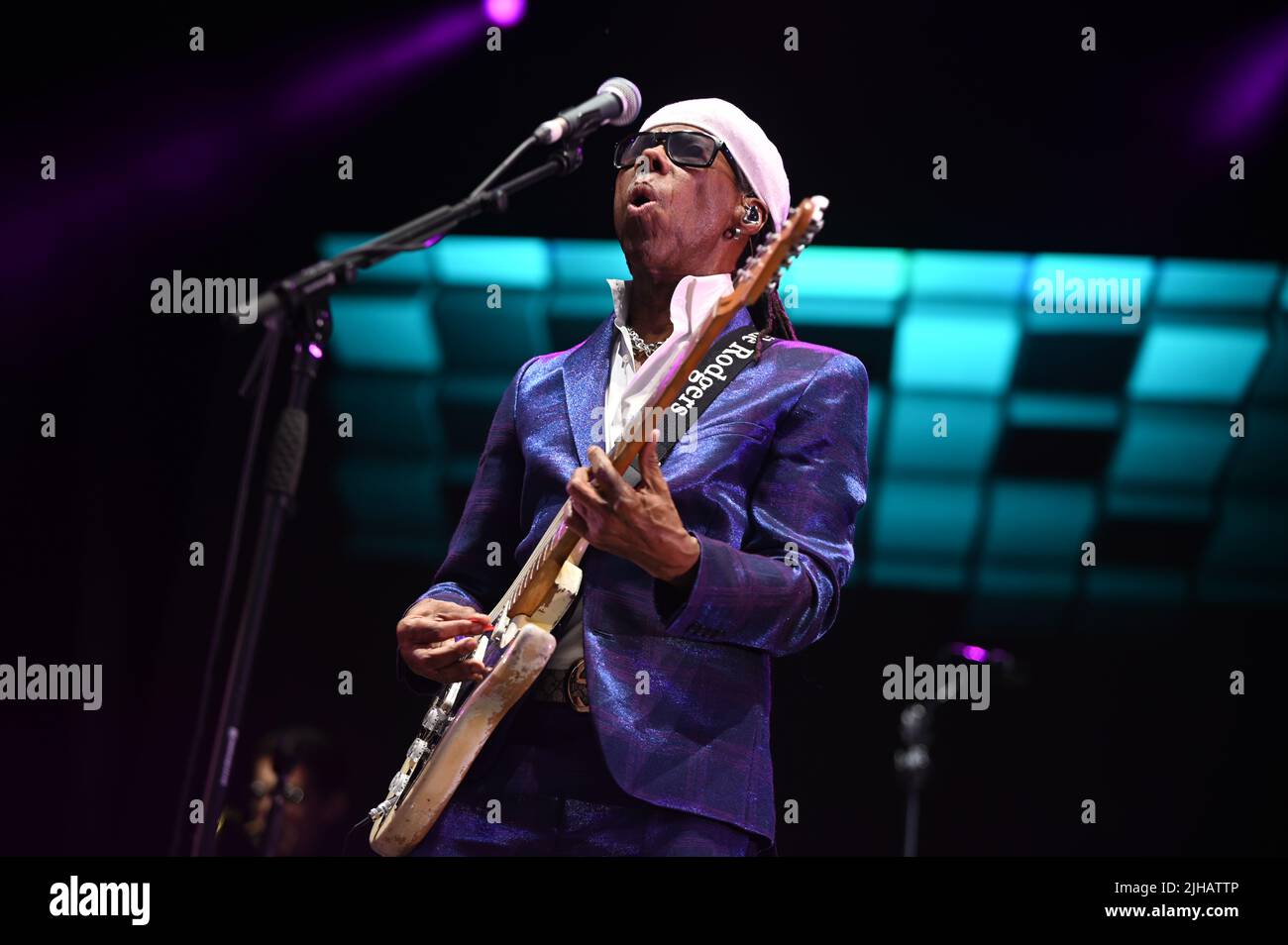 Nile Rodgers & Chic esibendosi all'ippodromo di Doncaster, UK , 16.07.2022 Foto Stock