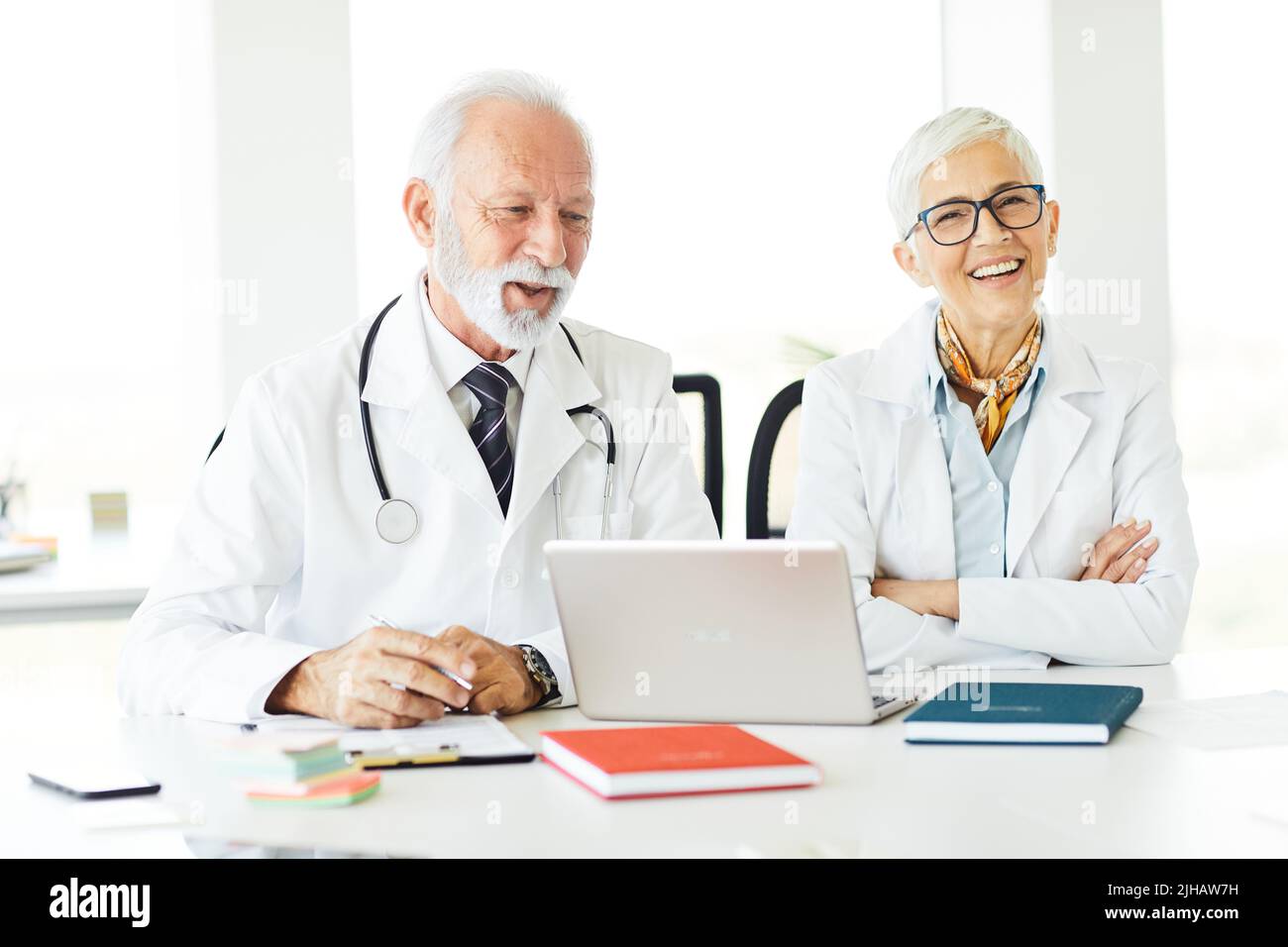 medico ospedale medicina medica donna anziano anziano uomo lavoro di squadra clinica assistenza portatile computer cura squadra collega collega collega collega Foto Stock
