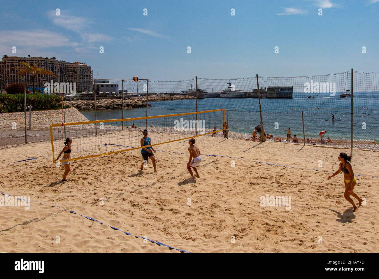 Pallavolo sulla spiaggia di Cap' d'Ail, sulla Costa Azzurra, sotto il sole. Foto Stock