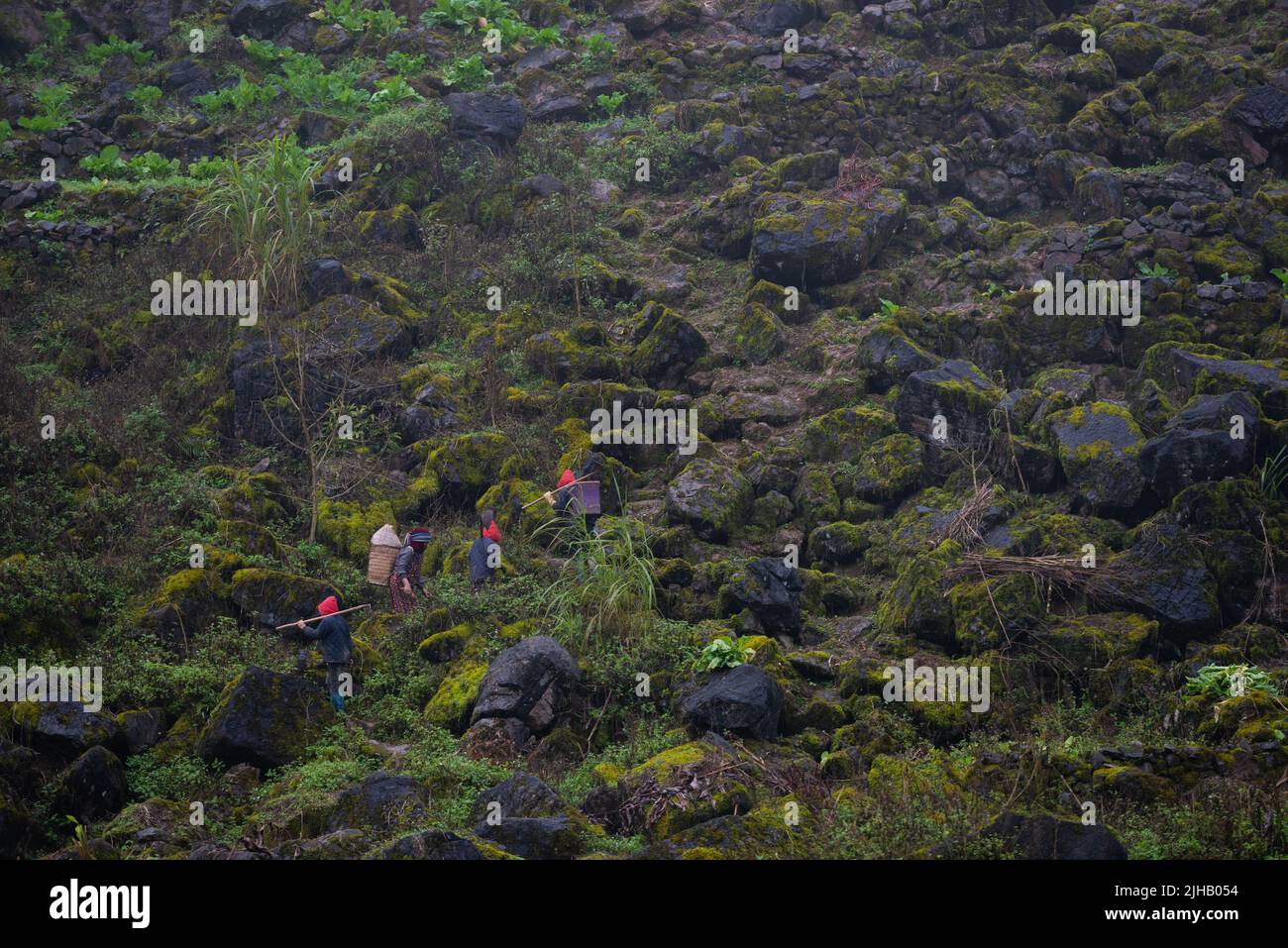 HA GIANG, VIETNAM - 4 febbraio 2022: Bambini Hmong nelle montagne di Dong Van, provincia ha Giang, Vietnam Foto Stock