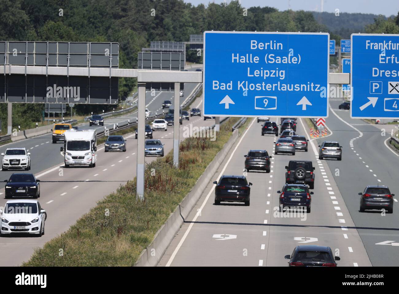 Hermsdorf, Germania. 17th luglio 2022. Numerosi veicoli viaggiano in direzione nord sull'autostrada 9 allo svincolo di Hermsdorfer Kreuz. Con l'inizio delle vacanze scolastiche in Turingia, si prevede un aumento del traffico. Credit: Bodo Schackow/dpa/Alamy Live News Foto Stock