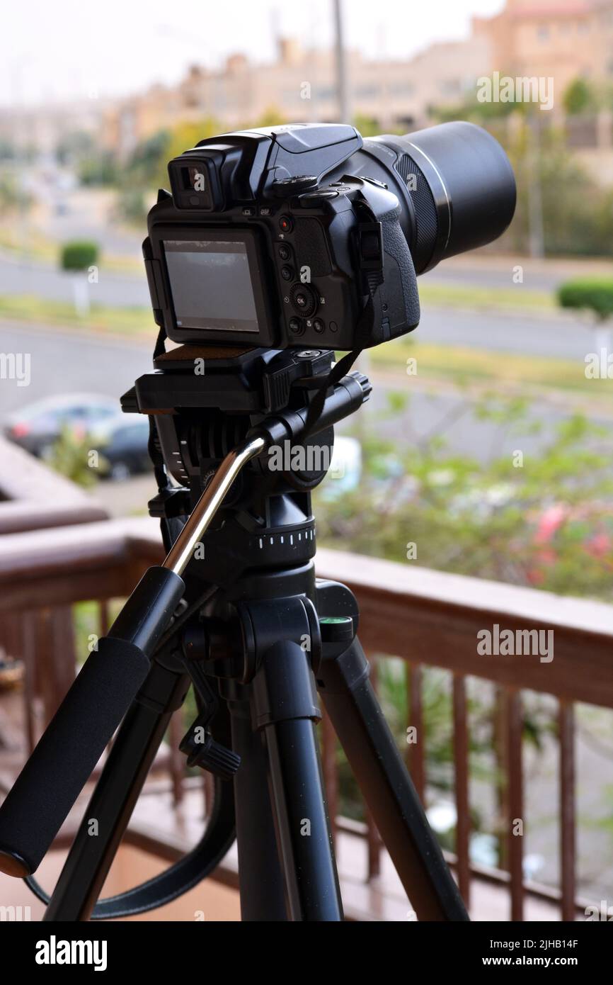 attrezzatura per videografia e fotografia - vista dall'alto della moderna  fotocamera reflex digitale, obiettivi, filtri, microfono con parabrezza,  luce a led, schede di memoria e clapp Foto stock - Alamy