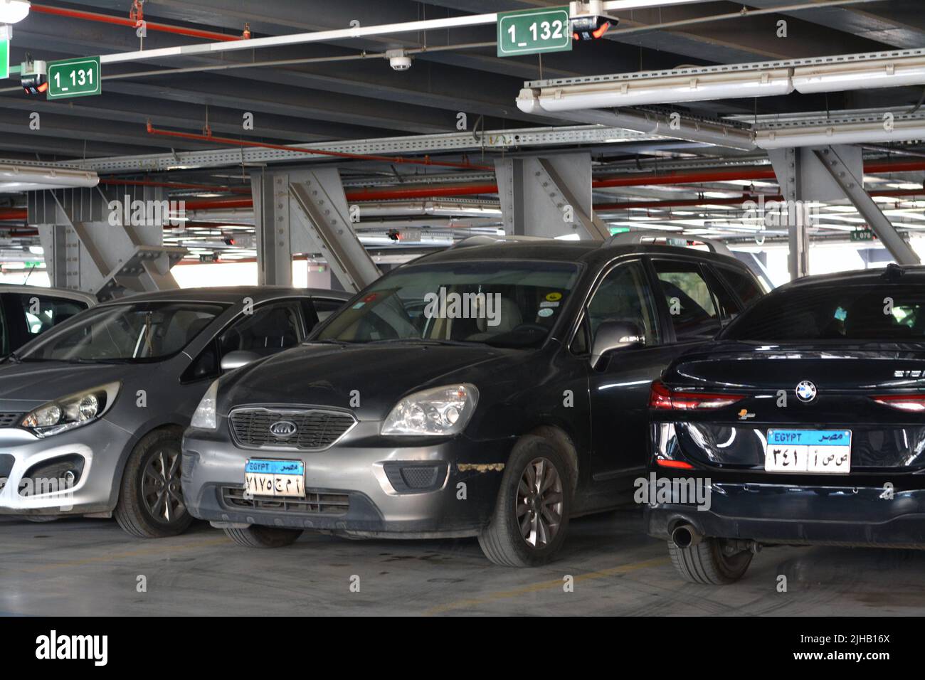 Cairo, Egitto, 14 2022 aprile: Auto parcheggiate all'interno di un parcheggio auto a più piani edificio, fuoco selettivo di auto moderne all'interno di un parcheggio chiuso gara Foto Stock