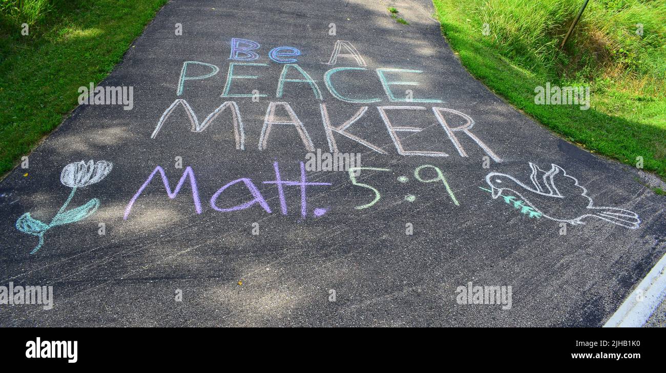 Un messaggio d'arte del gesso di uplifting: 'Be A Peace Maker' abbiamo fatto sopra o vialetto in Southwestern Wisconsin. Foto Stock