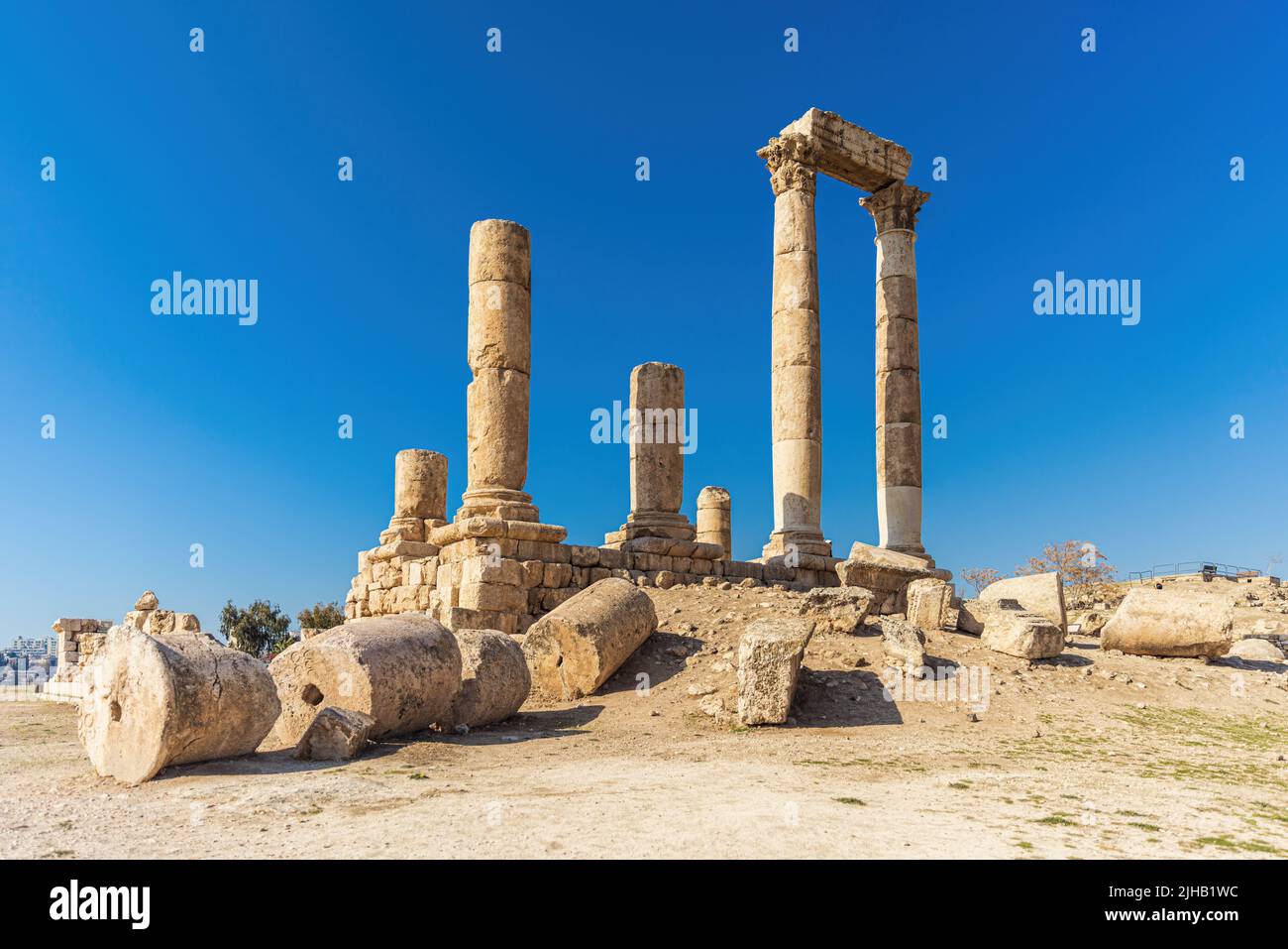 Rovine romane nel mezzo dell'antico parco della cittadella nel centro di Amman, Giordania Foto Stock