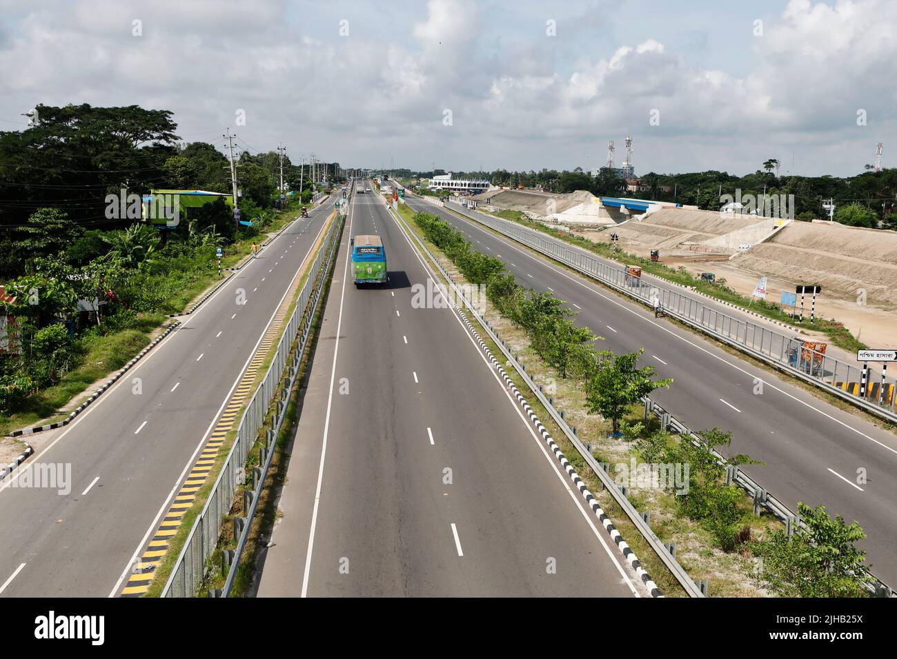 Munshiganj, Bangladesh - 26 giugno 2022: La 54,7km quattro corsie Dhaka-Mawa Expressway è prevista per ridurre il tempo di viaggio tra Dhaka e Faridpur da parte del sego Foto Stock