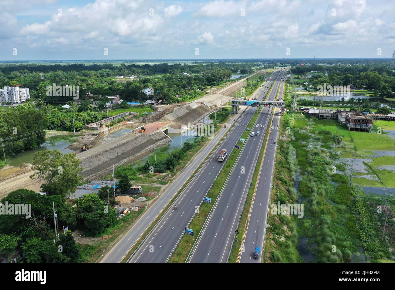 Munshiganj, Bangladesh - 26 giugno 2022: La 54,7km quattro corsie Dhaka-Mawa Expressway è prevista per ridurre il tempo di viaggio tra Dhaka e Faridpur da parte del sego Foto Stock